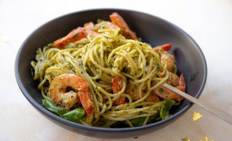 spaghetti al pesto con i gamberi