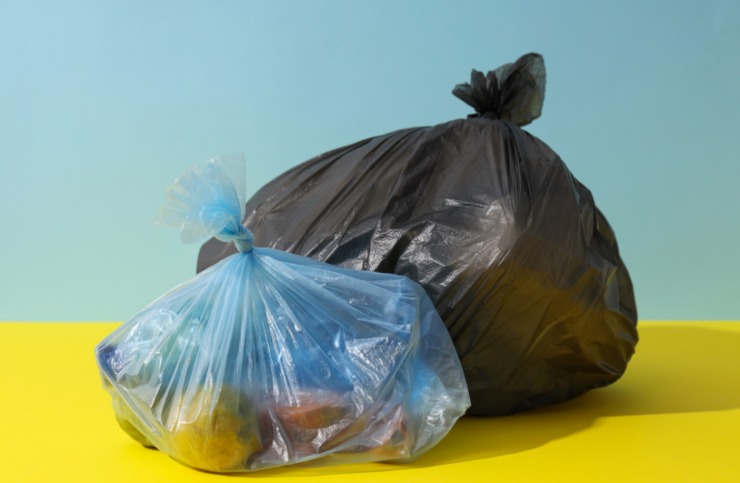 due sacchetti dell'immondizia