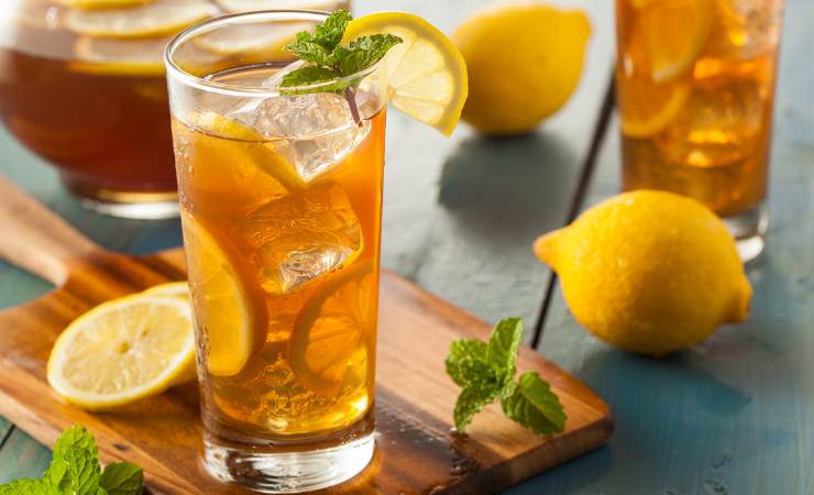 bicchiere di tè freddo al limone