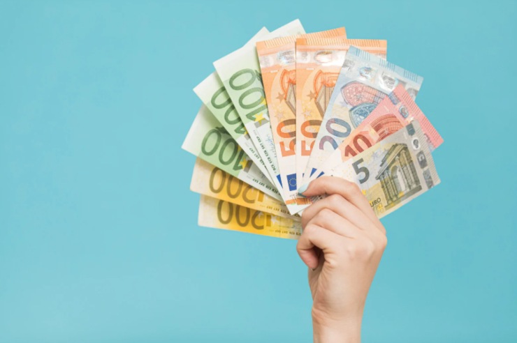 persona con in mano banconote di euro