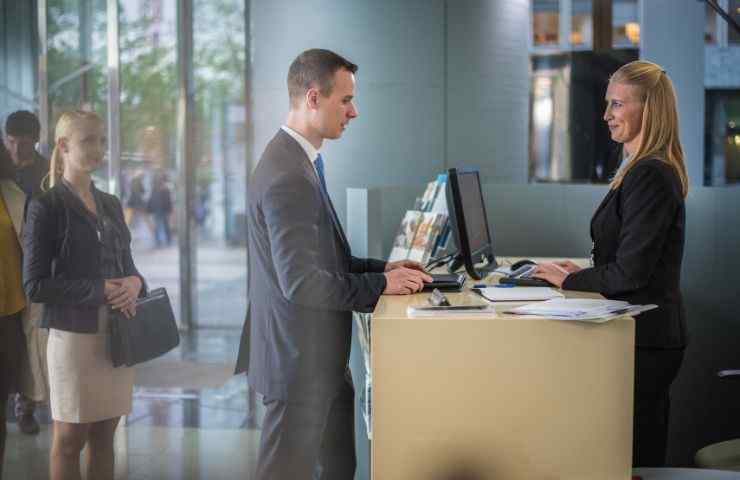uomo consulenza con donna ufficio