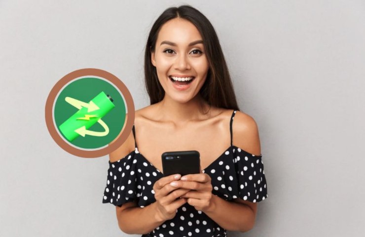 ragazza che sorride con il cellulare in mano e nel riquadro la batteria del cellulare carica