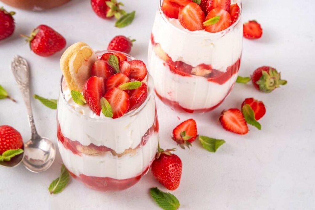 bicchieri con panna fragole e savoiardi