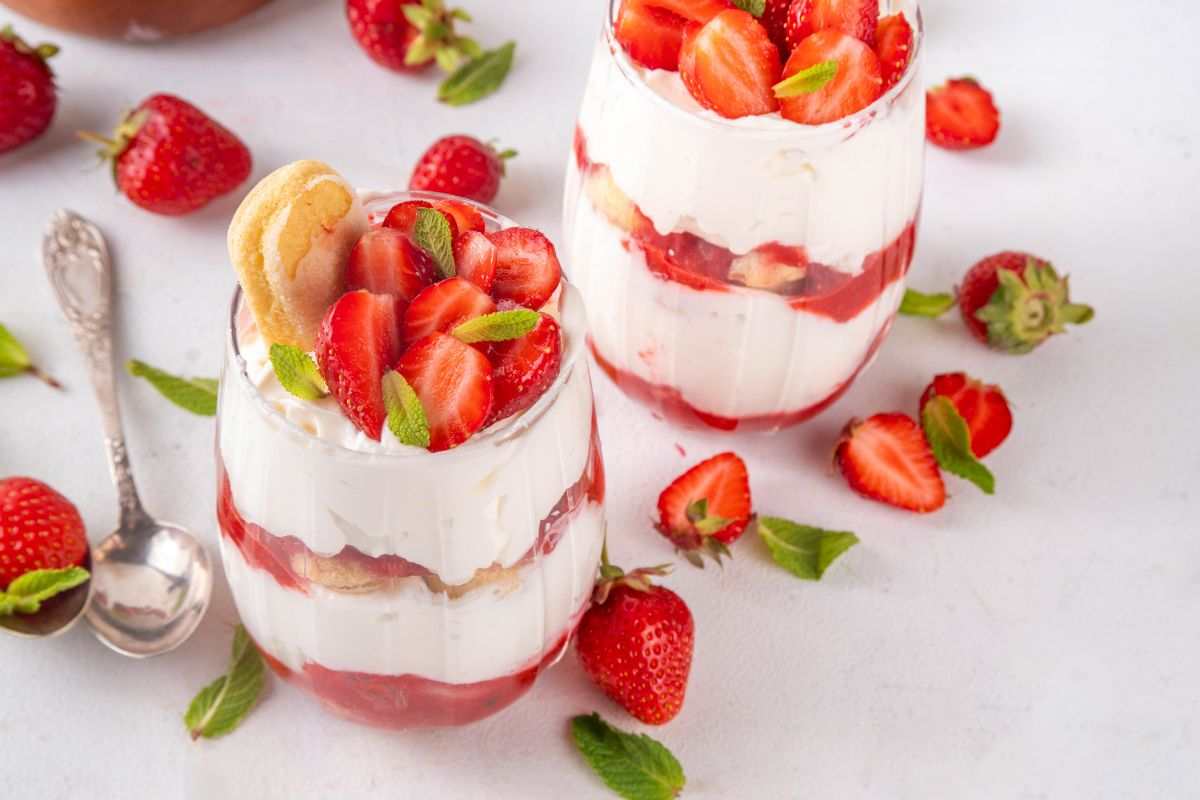 bicchieri con panna fragole e savoiardi
