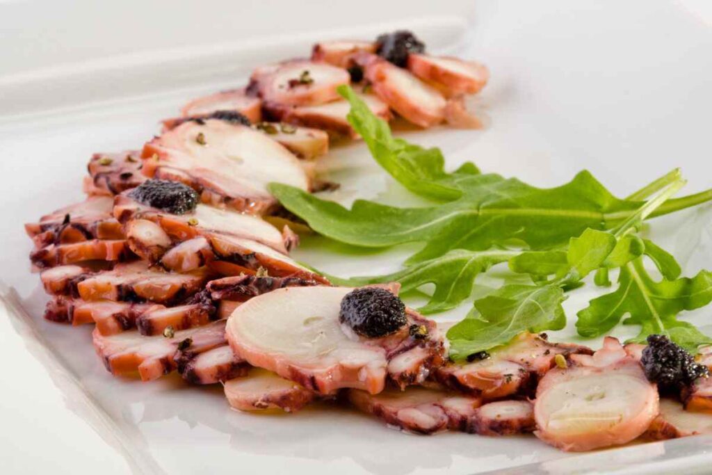 carpaccio di polpo in piato bianco