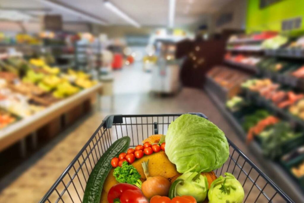 supermercato carrello pieno di ortaggi