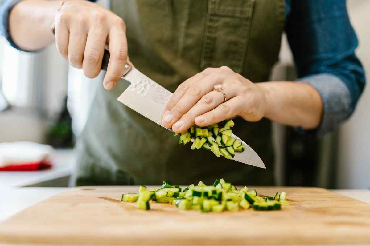 uomo taglia zucchine con coltello