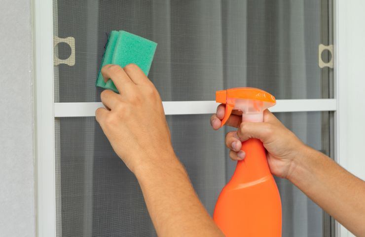 pulire le zanzariere con spugna morbida e spray