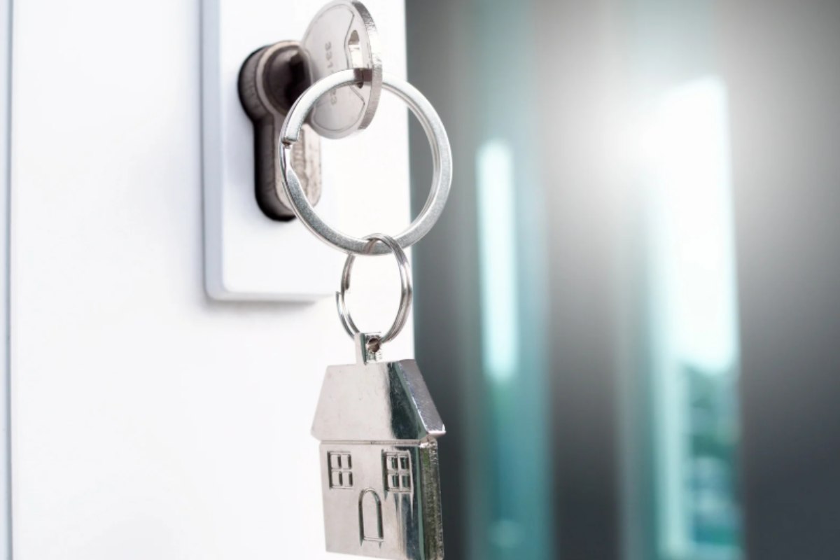 chiavi attaccate alla porta di casa