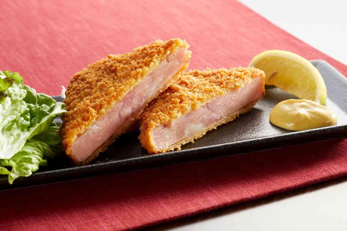 cotoletta di pesce con insalata e limone