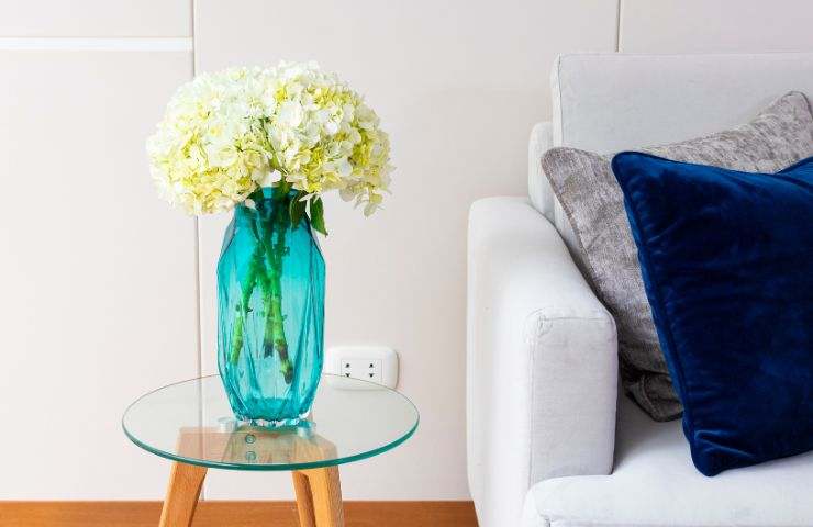 fiori in vaso azzurro trasparente in salotto