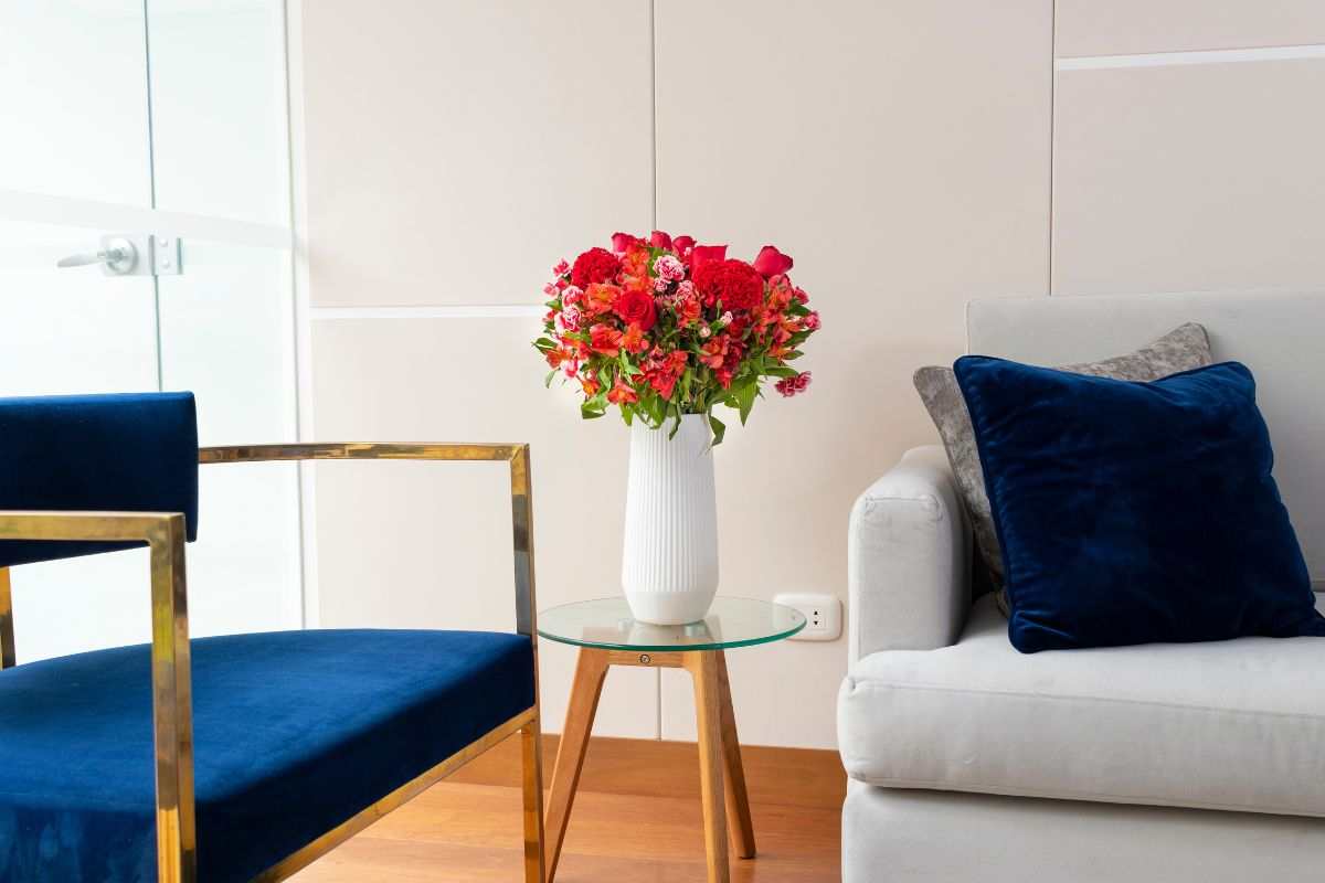 fiori in vaso in salotto