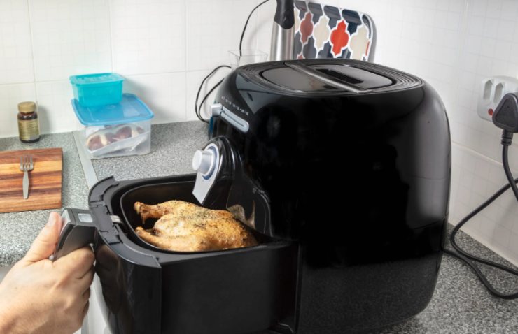 friggitrice ad aria con dentro un pollo piccolo