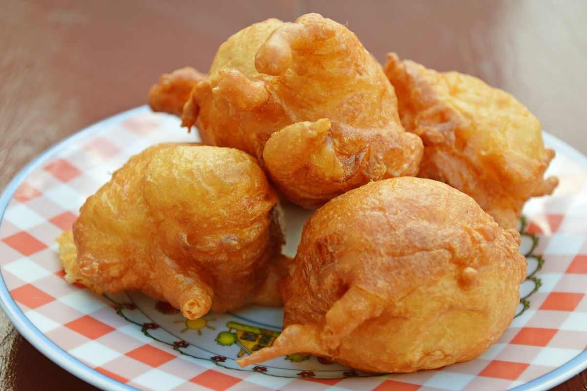 Altro che succo, io con le pesche faccio delle frittelle speciali: un velo di zucchero al velo e sono pronta a conquistare tutti a merenda