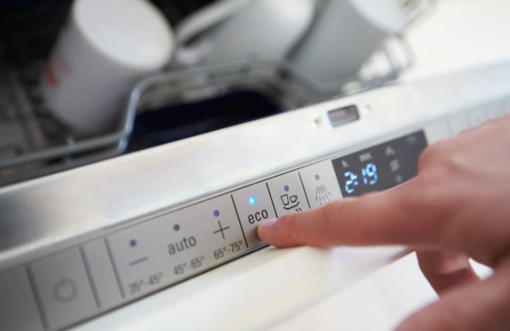 persona che aziona il programma eco della lavastoviglie