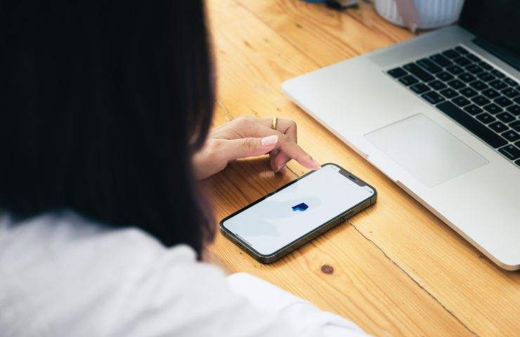 donna con cellulare per pagamento
