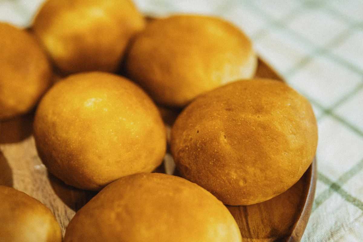 panini dorati su di un vassoio