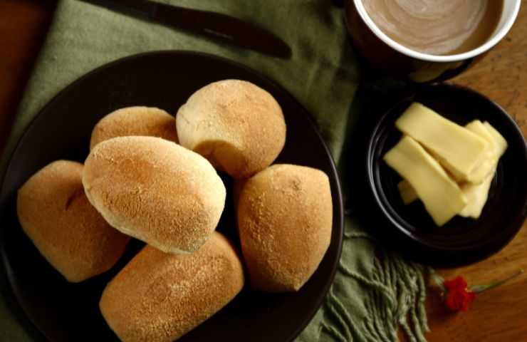 panini in piatto nero