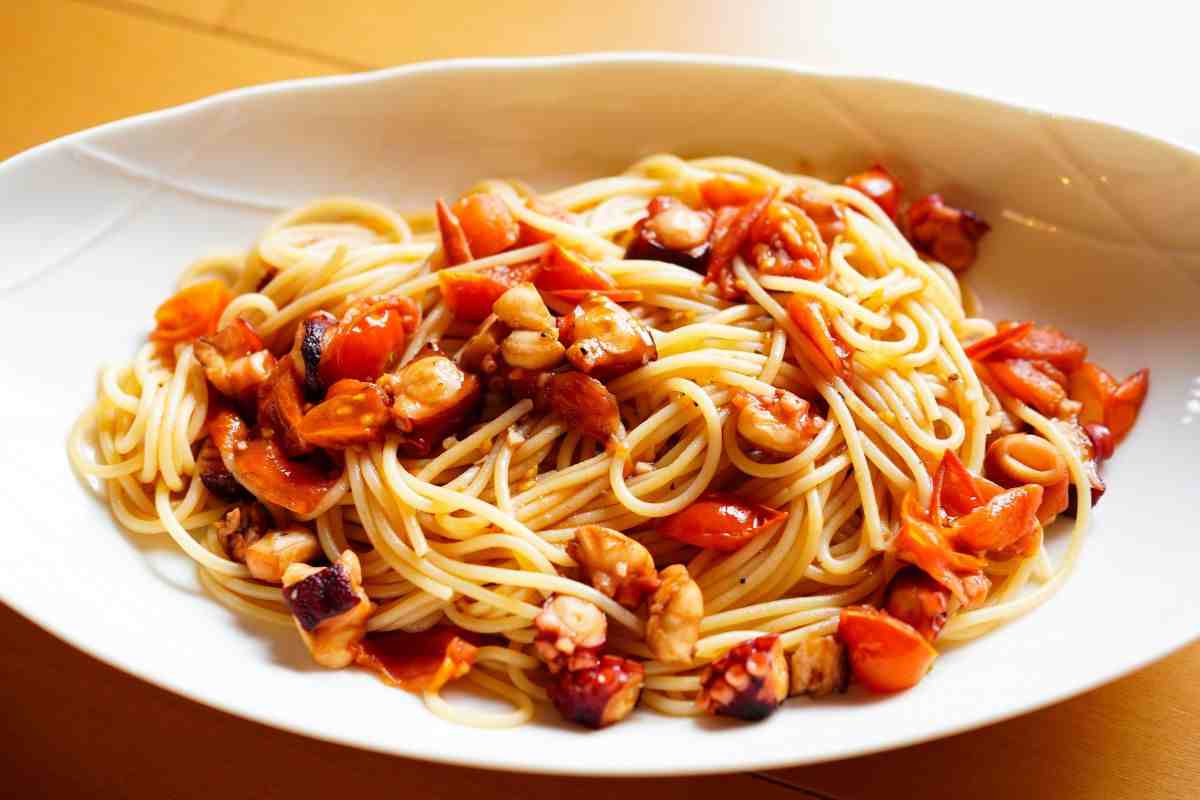 un piatto con spaghetti pomodorini e polipo