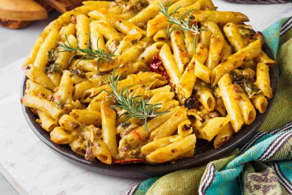 pennette con rosmarino peperoncino in piatto