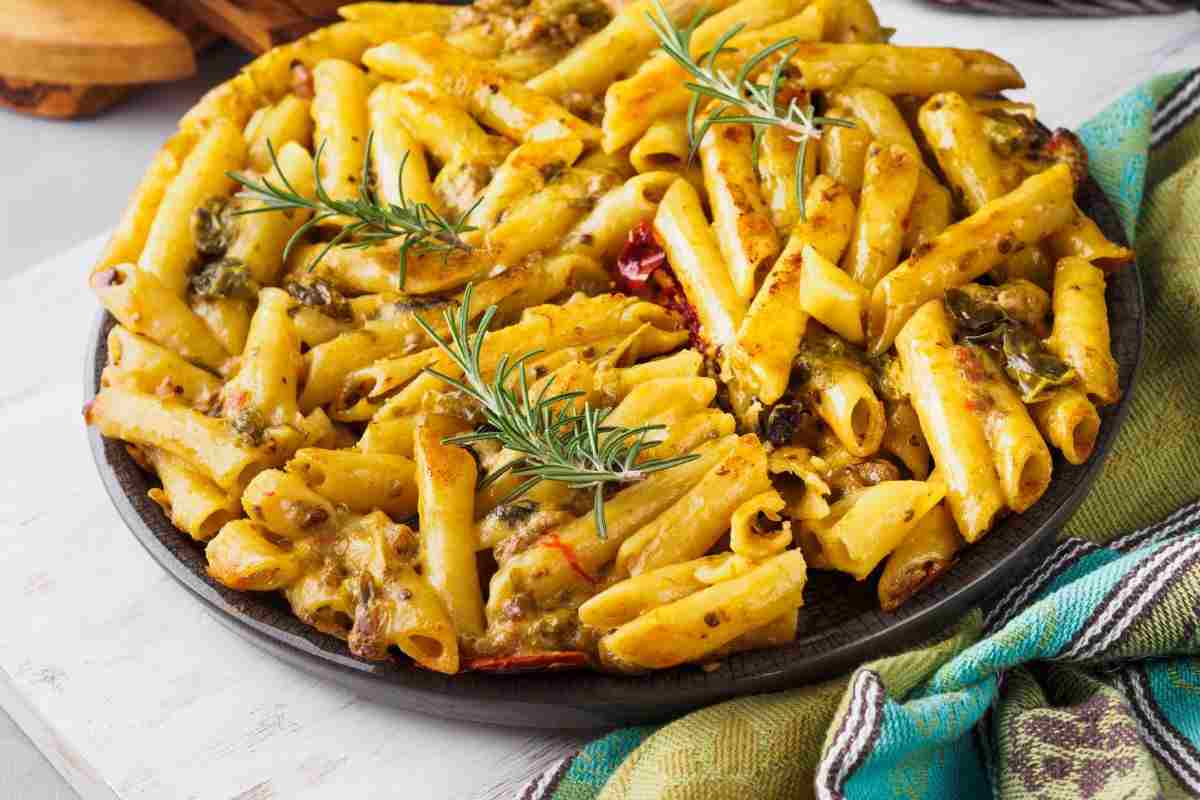 pennette con rosmarino peperoncino in piatto