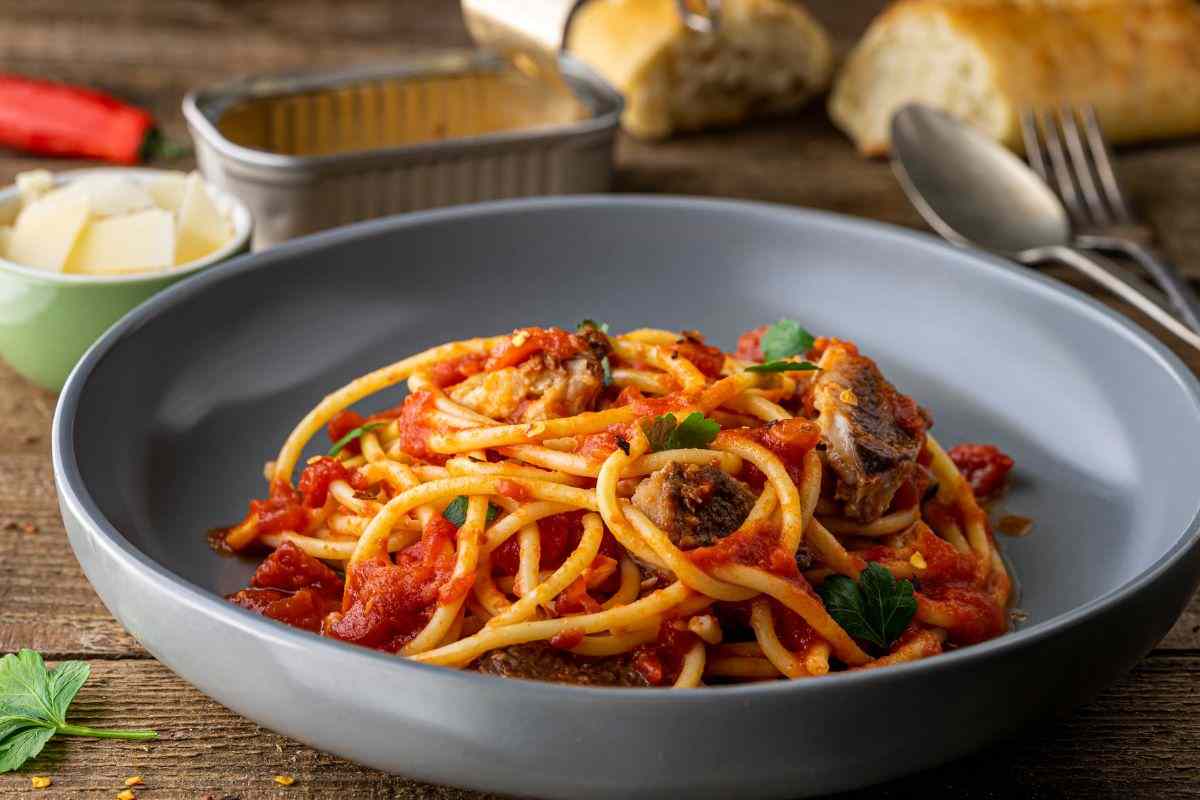 piato con bucatini pomodoro sardine e prezzemolo