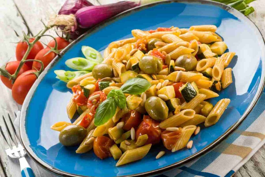 pasta fredda con pomodorini olive e zucchine