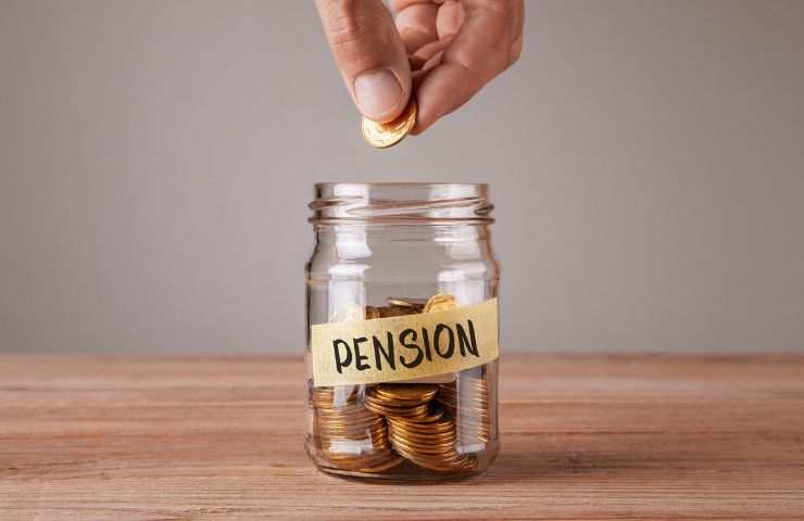salvadanaio con monete e scritta pension
