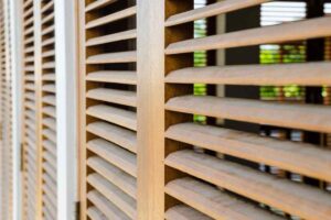 tapparelle in legno con polvere
