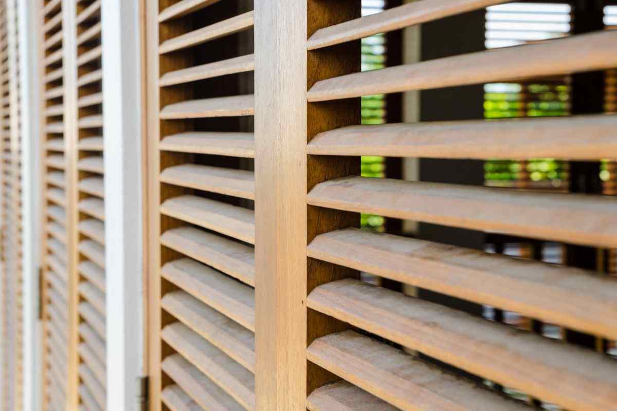 tapparelle in legno con polvere