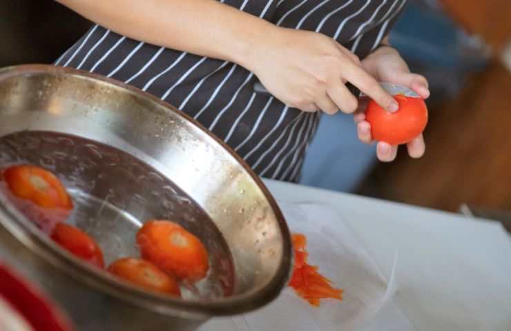 ciotola con pomodori da pulire