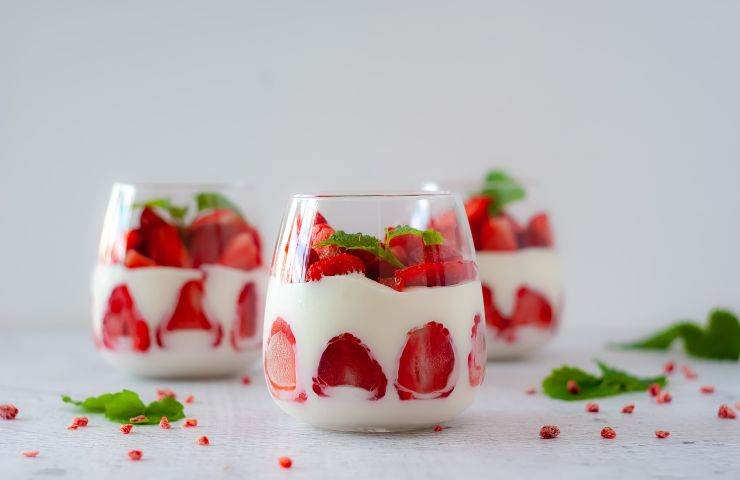 bicchieri panna e fragole