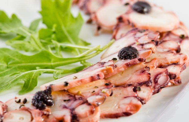 carpaccio di polpo con insalatina