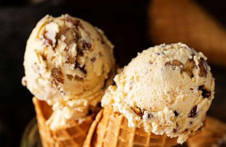 conetti alla nociola con biscotti tritati
