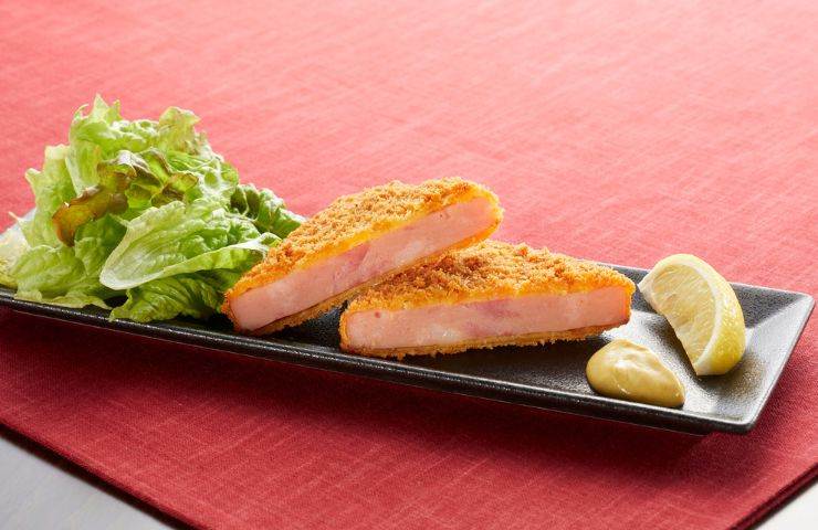 cotoletta di pesce in piatto nero