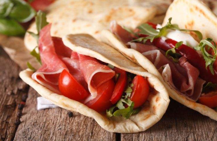 due piadine farcite con prosciutto ccrudo rucola e pomodrini