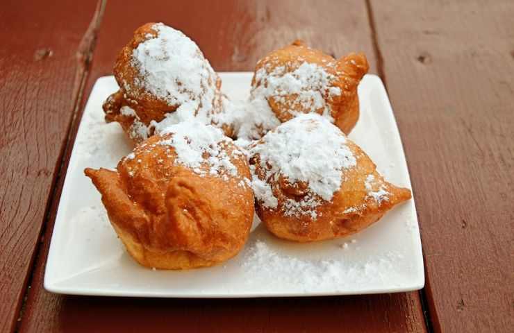 fritelle con zucchero a velo