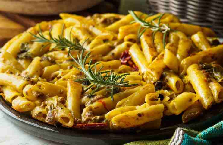 pasta con rosmarino in piatto nero