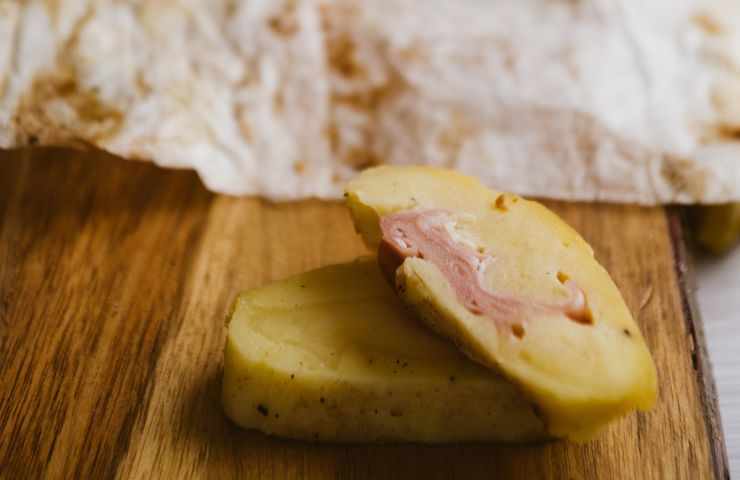 due fettine di rotolo di patate prosciutto e formaggio