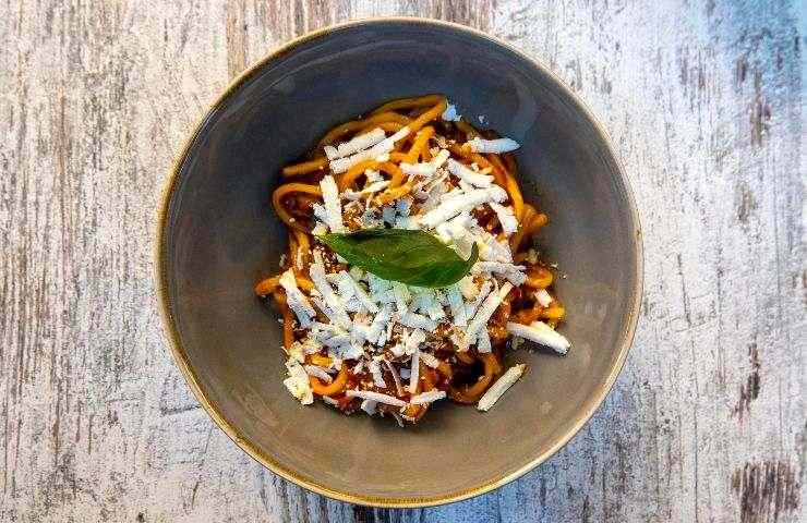 pasta con pesto di melanzane in una ciotola