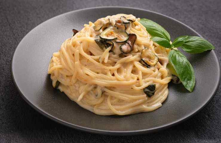 spaghetti alla nerano con piatto con basilico