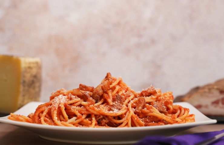 piatto con buciatini all'amatriciana