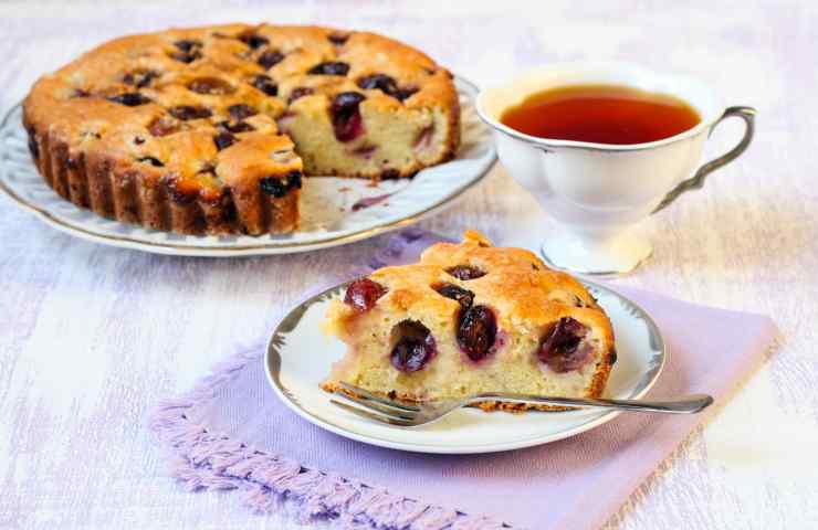 torta all'uva con tazza di te