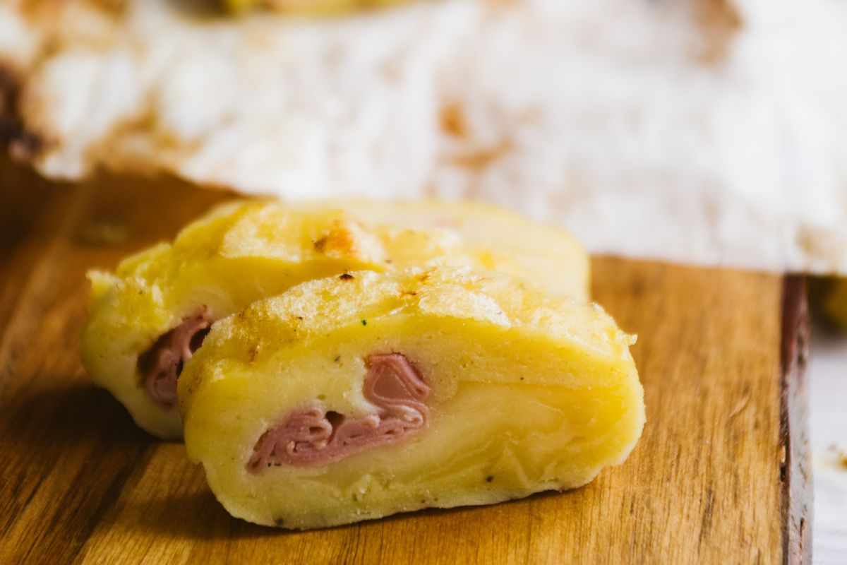 fettine di rotolo di patate prosciutto e formaggio