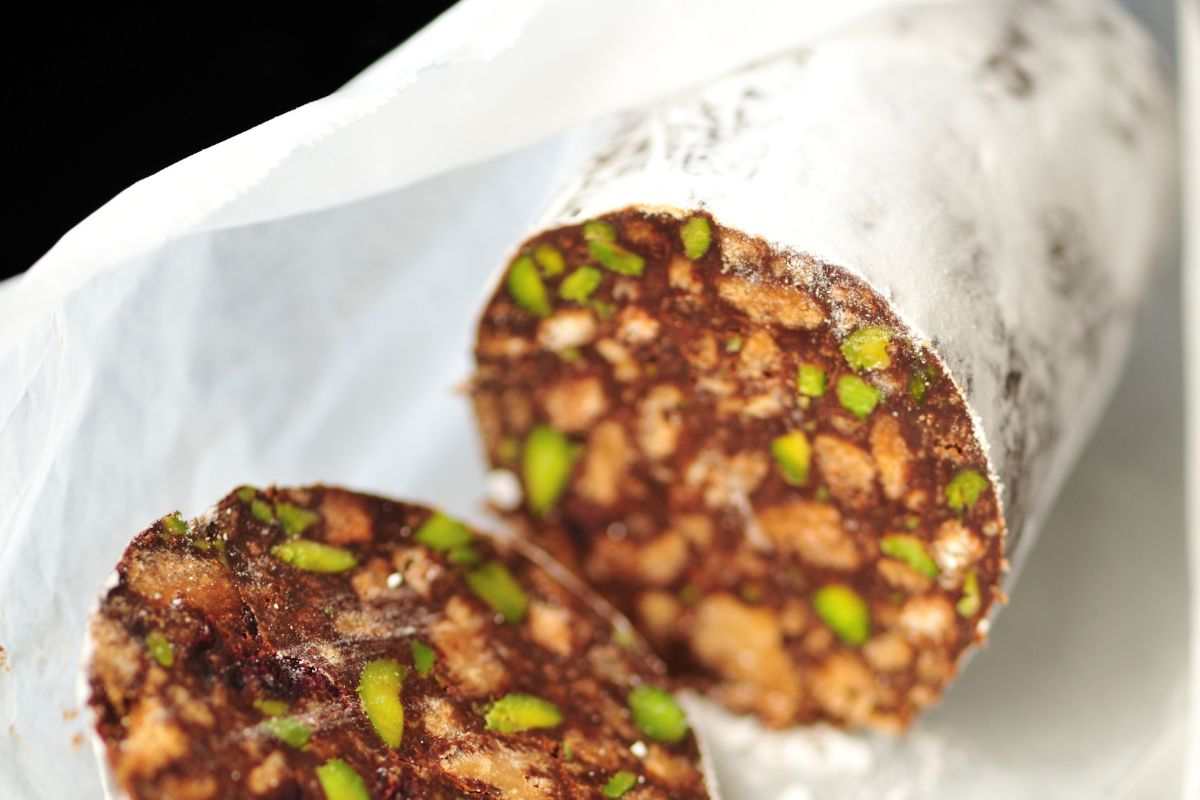 salame di cioccolato con zucchero a velo