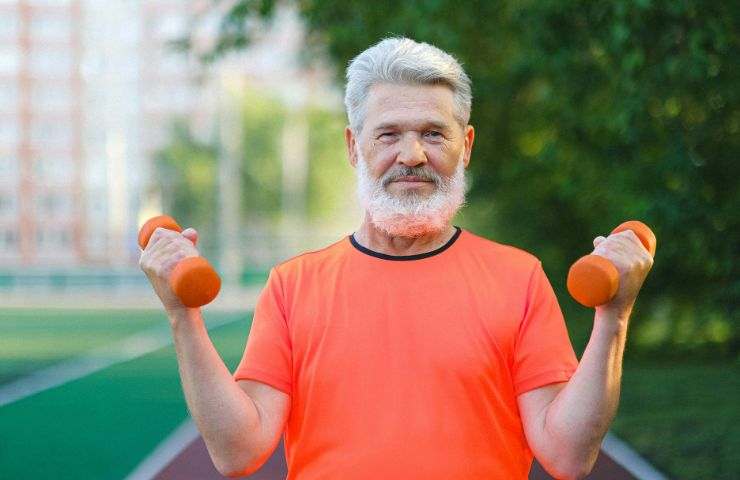 signore anziano che fa ginnastica