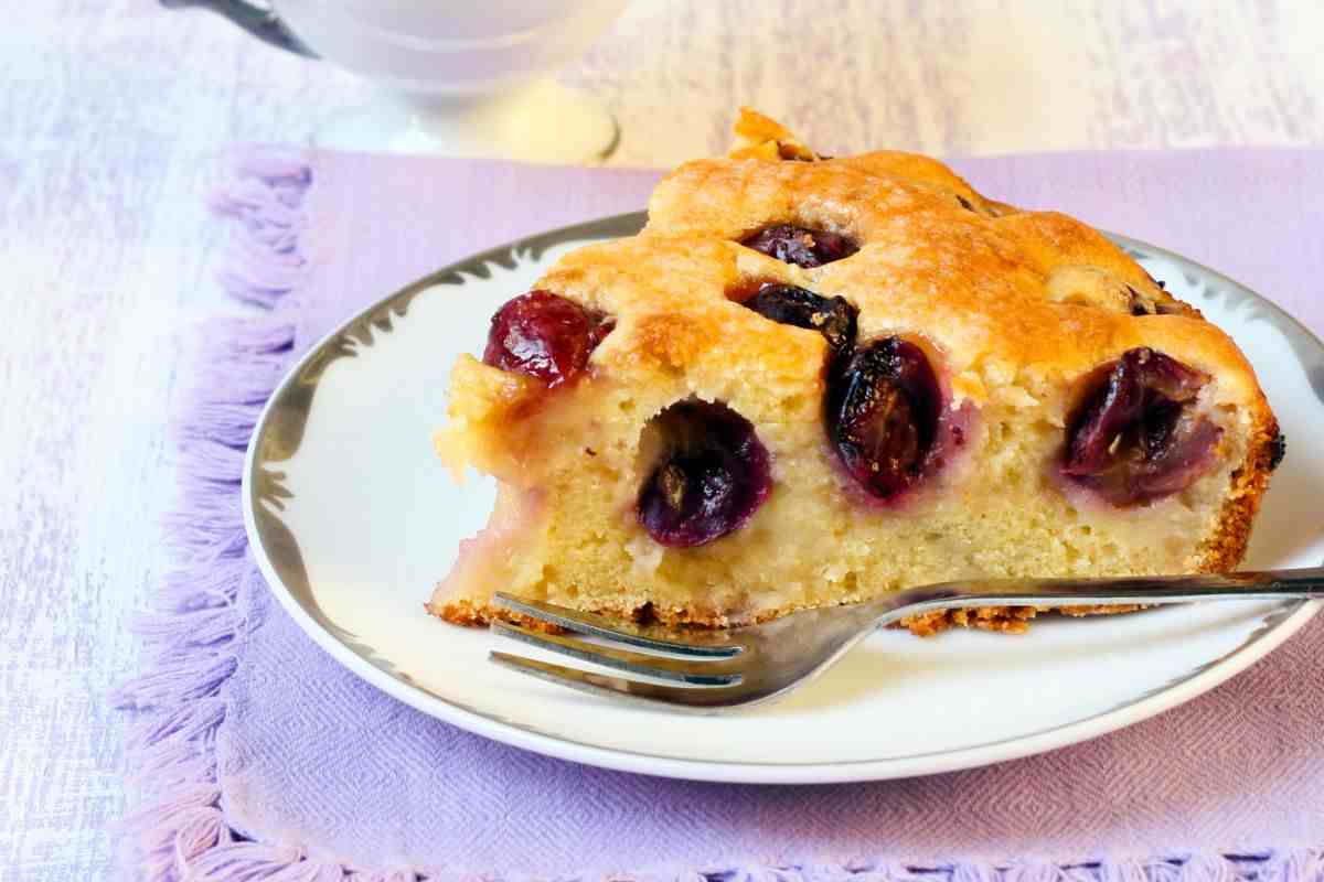 Questa torta all’uva a casa ha fatto bingo, se la sono divorata pure i bimbi: una fetta tira l’altra ore