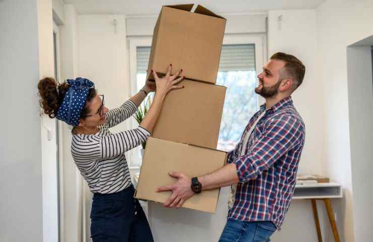 due ragazzi giovani mantengono scatole