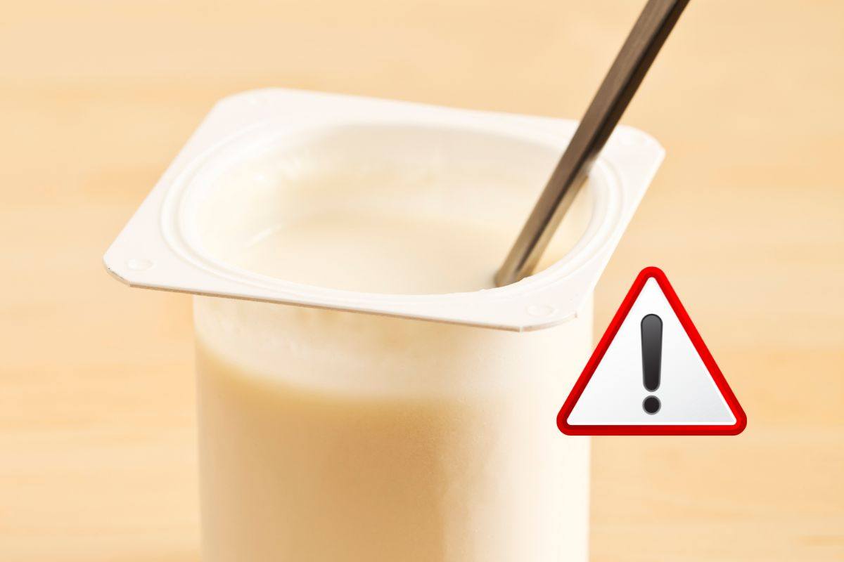 yogurt in vasetto con simbolo pericolo