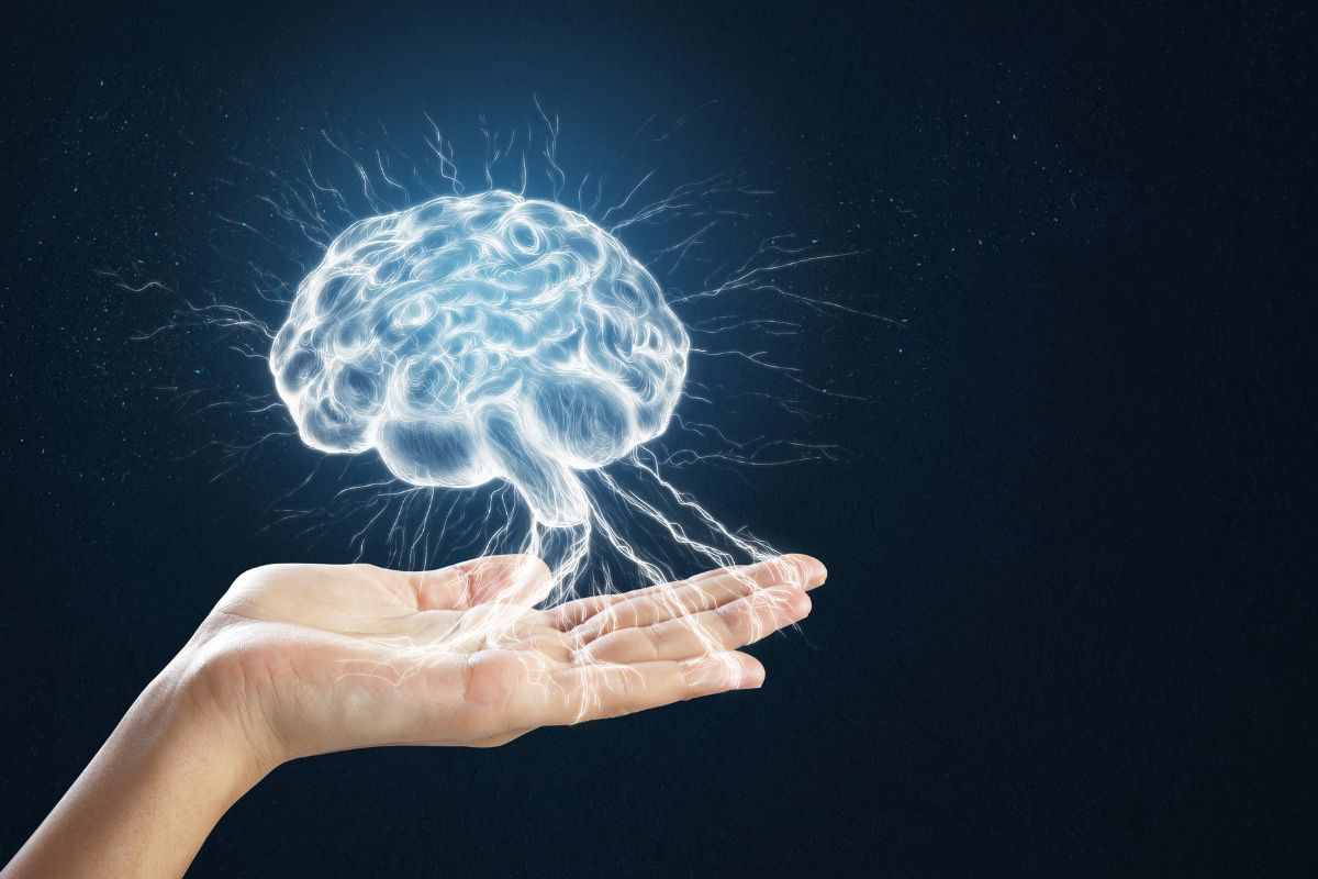 mano aperta con cervello